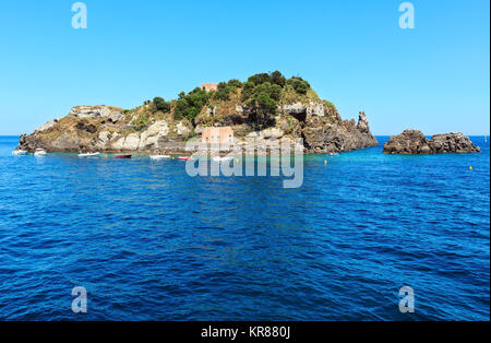 Isola Lachea ciclopiche sulla costa e le isole dei ciclopi su Aci Trezza città (Italia, sicilia,10 km a nord di Catania). Noto come Isoles dei Ciclopi Foto Stock