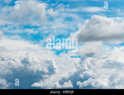 Pano di blu cielo molto nuvoloso Foto Stock