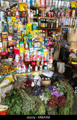 Piante medicinali ed estratti per la guarigione naturale farmaci in vendita sul mercato di Cuenca, Cuenca, Ecuador America del Sud Foto Stock