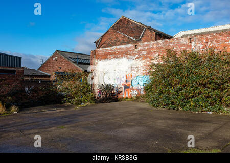 I graffiti sulla parete di un vecchio edificio in fabbrica nel centro di Sheffield, South Yorkshire, Regno Unito Foto Stock