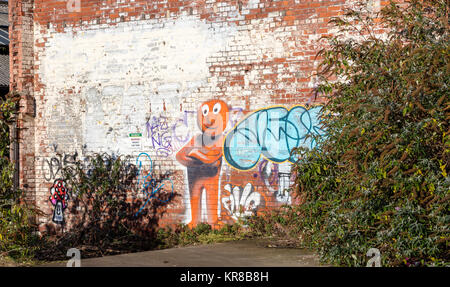 I graffiti sulla parete di un vecchio edificio in fabbrica nel centro di Sheffield, South Yorkshire, Regno Unito Foto Stock