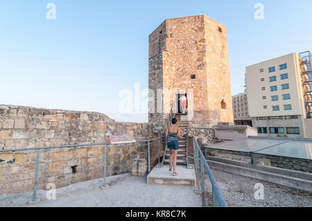 Torre delle monache (Torre de les Monges) con due tourist entrando dentro, patrimonio mondiale dell UNESCO, circo romano in Tarragona Catalogna Foto Stock