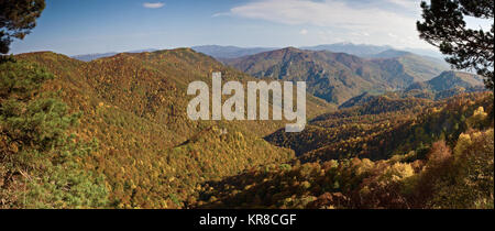 Highland vista sulle montagne del Caucaso in autunno Foto Stock