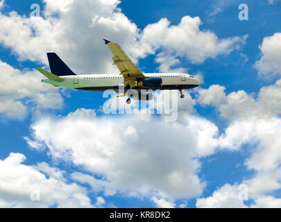 L'aereo nel cielo blu Foto Stock