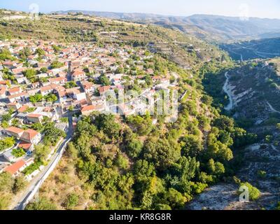 Vista aerea del villaggio di Arsos, Limassol, Cipro Foto Stock