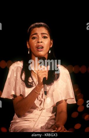 Irene Cara eseguendo la hit 'fuori qui sul mio" dal film "Fama" in oro massiccio, 1980. © RTMcafee / MediaPunch Foto Stock