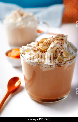 Zucca tazza cappuccino con panna e spezie come topping Foto Stock