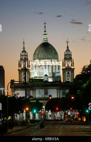 Candelária Chiesa al Presidente Vargas Avenue all'alba, Rio de Janeiro, Brasile Foto Stock