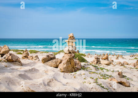 Stone cairns con il Cabo de Santa Maria shipwreck, Boa Esperanca o la costa di Buona Speranza spiaggia Boa Vista, Capo Verde Foto Stock
