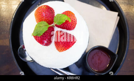 Aggiornamento iced strawberry dessert su vista superiore Foto Stock