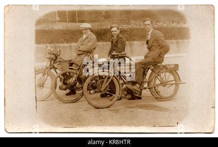 Tre motociclisti, circa 1925, persone e località sconosciute, anche se le targhe di registrazione di due dei cicli suggeriscono Chelmsford/Southend o almeno una località Essex. (La bici più vicina alla telecamera è stata registrata nell'area NW di Londra). Foto Stock