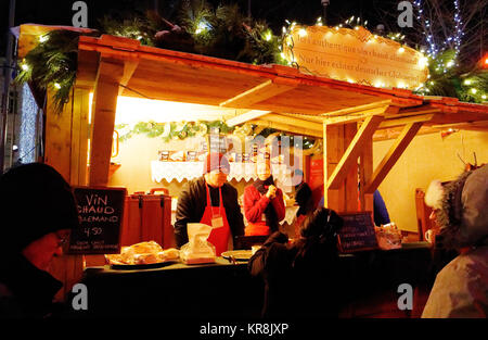 Un chiosco in Quebec City tedesco Mercatino di Natale la vendita di vino brulé (Gluwein) Foto Stock