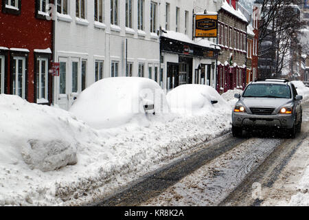 Vetture completamente sepolto nella neve in Quebec City durante una grande tempesta di neve Foto Stock