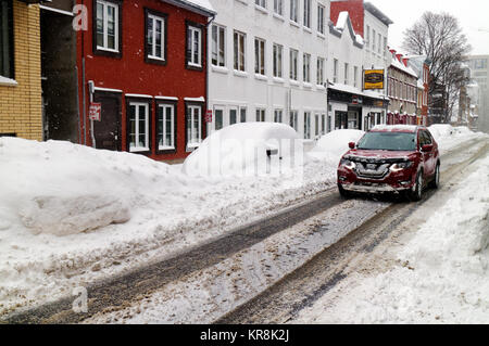 Vetture completamente sepolto nella neve in Quebec City durante una grande tempesta di neve Foto Stock