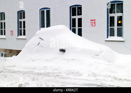 Vetture completamente sepolto nella neve in Quebec City durante una grande tempesta di neve Foto Stock