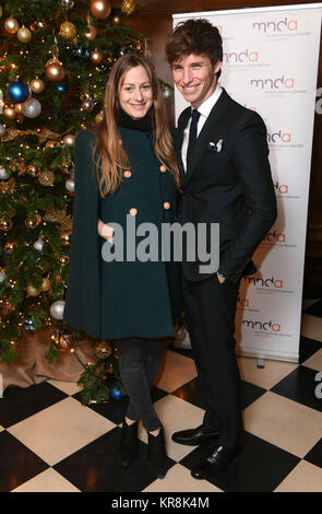 Eddie Redmayne e moglie incinta Hannah Bagshawe frequentando il neurone motore associazione malattia Carol concerto presso la Cappella Wren, il Royal Hospital Chelsea. Foto Stock