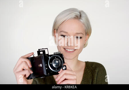 Giovane donna con la vecchia macchina fotografica Foto Stock