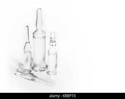 Fiale mediche isolato su bianco Foto Stock