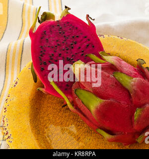 Pitahaya anche chiamato pitaya o frutto del drago Foto Stock