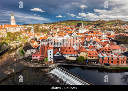 Repubblica ceca, Boemia del Sud, Cesky Krumlov, nuvole sopra la città Foto Stock