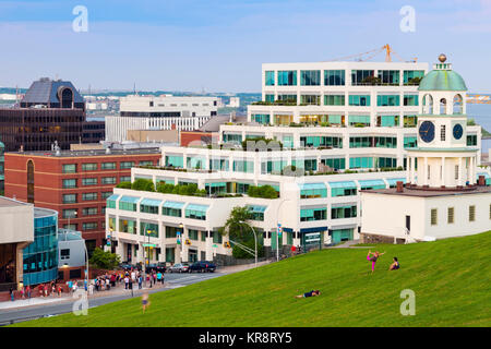 Canada, Nova Scotia, Halifax, Villaggio Orologio con altri edifici in background Foto Stock