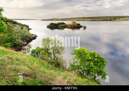 L'Ucraina, regione di Dnepropetrovsk, Dnepropetrovsk distretto, Voloske, isola rocciosa sul lago Foto Stock