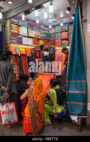 Sari shop nella città vecchia di Nuova Dehli, in India Foto Stock