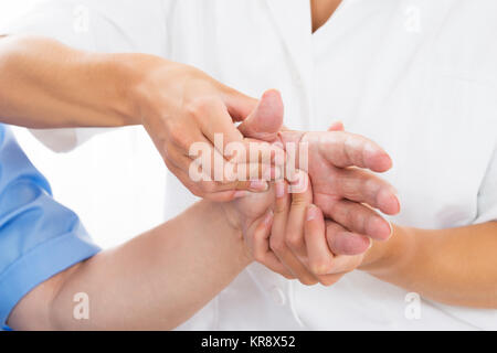 Persona che riceve il massaggio di Palm dal fisioterapista Foto Stock