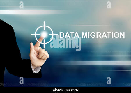 Mano di business facendo clic la migrazione dei dati pulsante sul touch screen Foto Stock