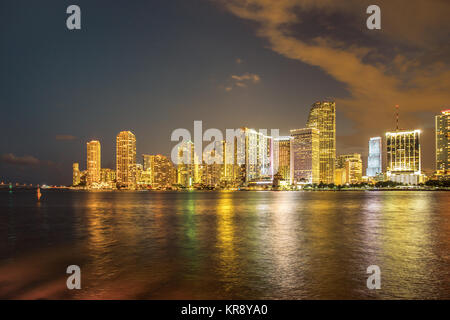 Miami Florida skyline con luci di notte in tutta la baia di Biscayne Foto Stock