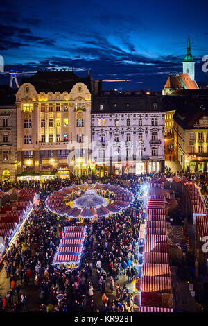 Bratislava, Slovacchia. 16 dicembre, 2017. Mercatino di Natale a Hlavné námestie a Bratislava, in Slovacchia. Foto Stock