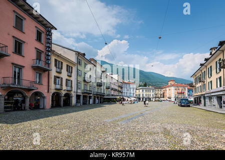 Locarno, Svizzera - 28 Maggio 2016: gli edifici colorati vicino a Piazza Grande piazza principale della città con bar, ristoranti e cielo blu in caldo e soleggiato d molla Foto Stock