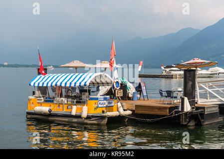 Locarno, Svizzera - 28 Maggio 2016: il ristorante sul lago Maggiore. Katjaboat appartiene al colore locale di Locarno nel canton Ticino a t Foto Stock