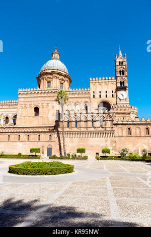 L'enorme Cattedrale di Palermo in Sicilia in una giornata di sole Foto Stock