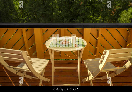 Tavolo per la colazione sul balcone Foto Stock