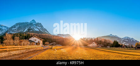 Villaggio di montagna ai piedi delle Alpi austriache Foto Stock