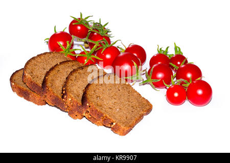 Composizione di pane nero e di pomodori ciliegini Foto Stock