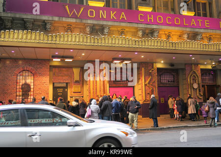 Tifosi in attesa al di fuori della fase di Porta il teatro Lunt-Fontanne per Roald Dahl di Charlie e la Fabbrica di Cioccolato, NYC, STATI UNITI D'AMERICA Foto Stock