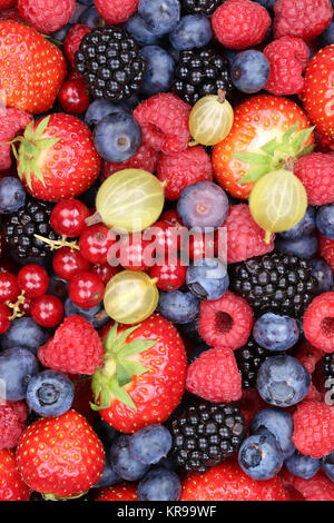 Bacche frutta fresca frutta Fragole Lamponi Mirtilli sfondo Foto Stock