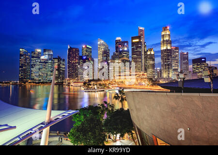 SINGAPORE, Singapore - circa settembre, 2017: skyline della città di Singapore di notte, Singapore. Foto Stock