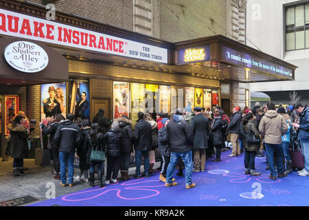 Tifosi in attesa al di fuori della fase di Porta Cabina teatro per Stelle del play'Meteor doccia", new york, Stati Uniti d'America Foto Stock