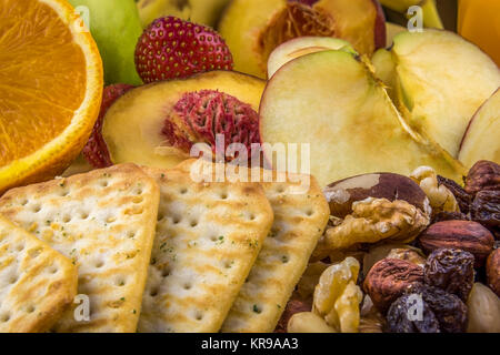 Spuntini sfondo, frutti, noci, cracker Foto Stock