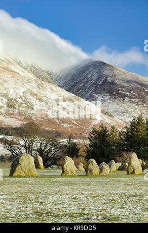 Castlerigg Stone Circle e coperta di neve Blencathra, il Lake District inglese, Cumbria, Regno Unito Foto Stock