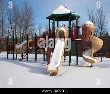 Parco giochi a vuoto delle apparecchiature coperte di neve in speculatore, NY USA Foto Stock