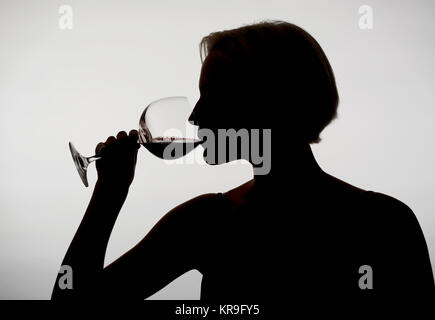 Donna di bere vino rosso Foto Stock