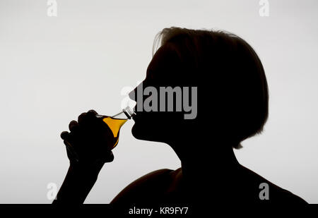 Donna di bere il brandy Foto Stock