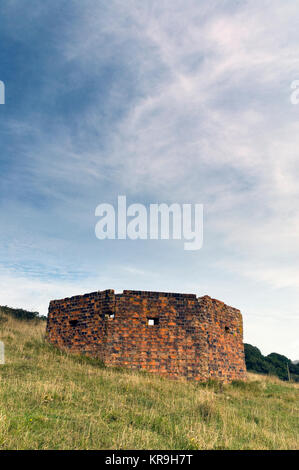 In Mattoni abbandonati scatola di pillole su Rew Downs, Ventnor, Isola di Wight. Foto Stock