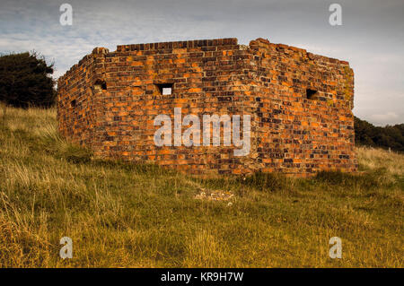 In Mattoni abbandonati scatola di pillole su Rew Downs, Ventnor, Isola di Wight. Foto Stock