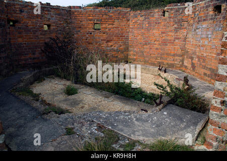 In Mattoni abbandonati scatola di pillole su Rew Downs, Ventnor, Isola di Wight. Foto Stock