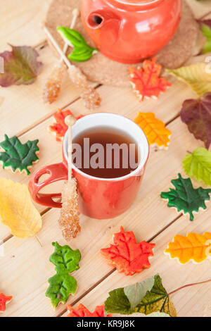 Heisser Tee und bunte Kekse im Herbst Foto Stock